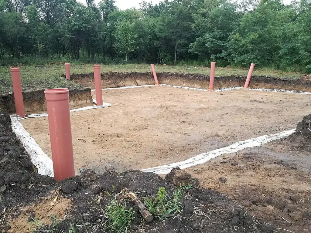 Iskop za temelj montažne kuće s pripremljenom odvodnjom i instalacijskim prodorima